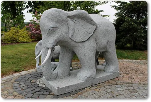 Indischer Elefant aus Granit mit weißen Stoßzähnen aus Marmor