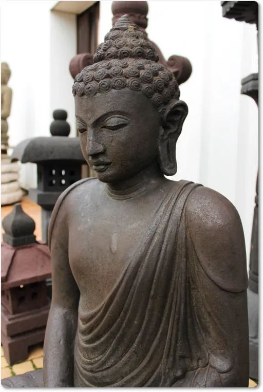 Buddha aus Basanit Detail