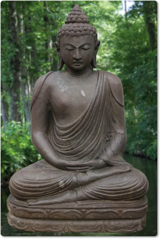 Indonesischer Buddha in Gebetshaltung für die Gartengestaltung