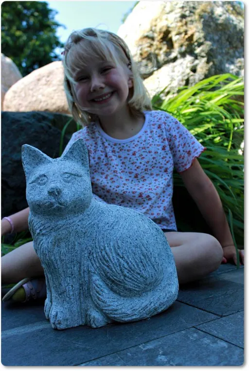 Katze aus Granit für den Garten