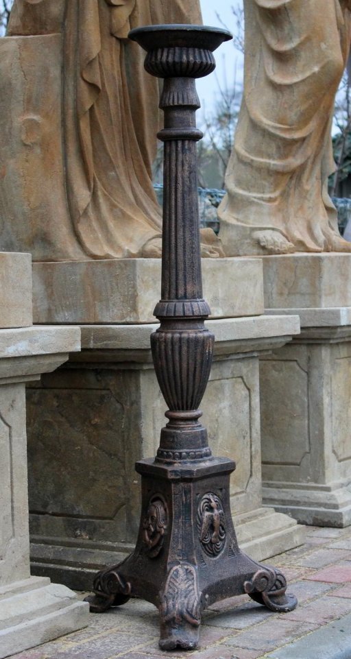 Kerzenständer aus Gusseisen mit Ornamenten verziert