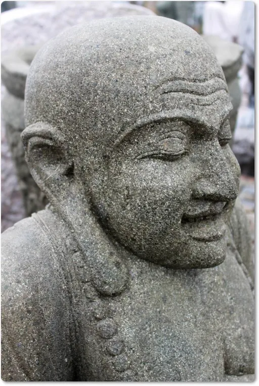 Lachender Buddha aus Naturstein Basanit für die Gartengestaltung