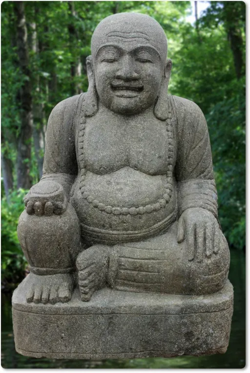 Lachender dicker Buddha aus Naturstein für den Garten