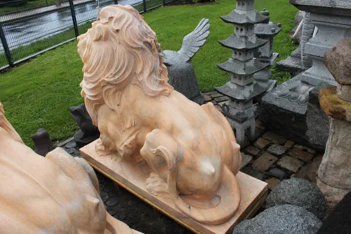 Ansicht von hinten des Löwen aus Marmor