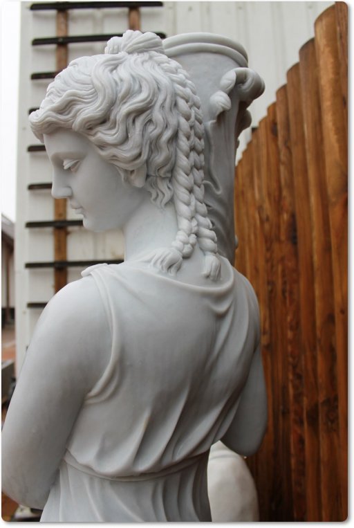 Steinfiguren aus weißem Marmor