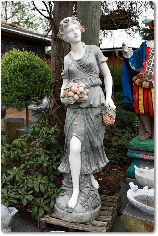 Marmorskulptur Früchtemädchen in Handarbeit gefertigt für den Garten