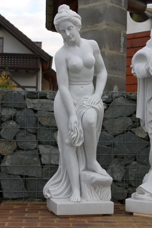 Skulptur aus weißem Marmor