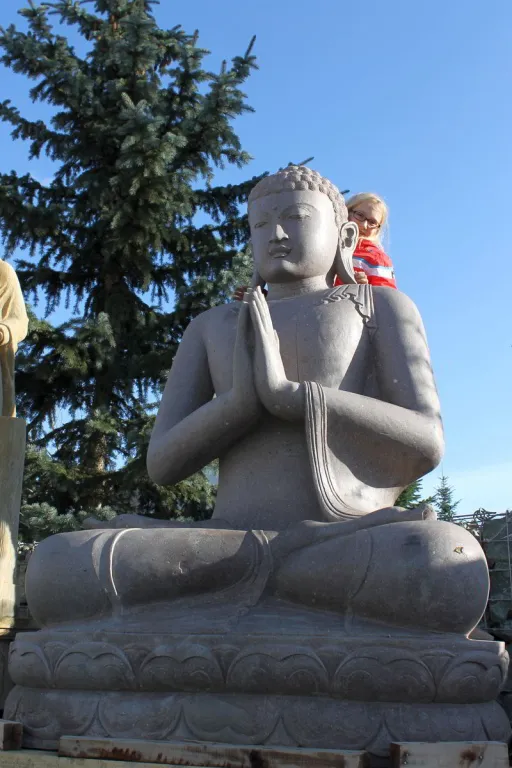 Großer Buddha aus Naturstein Rhyolith