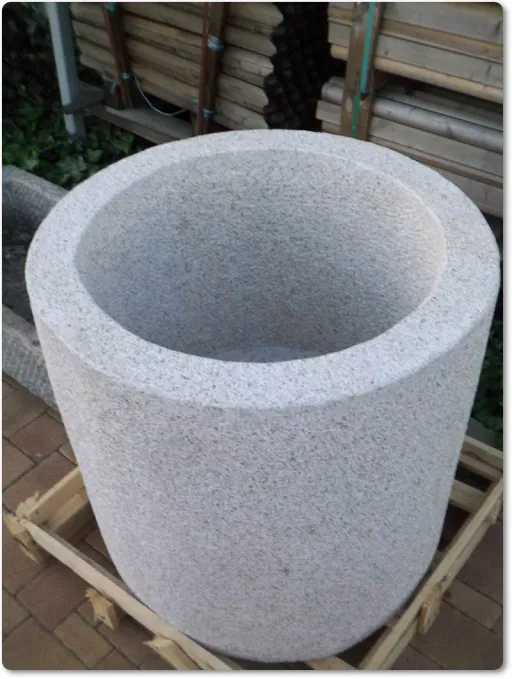 Natursteinkübel aus Granit
