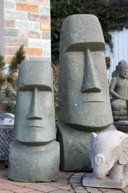 Moai Skulpturn aus Naturstein Basanit