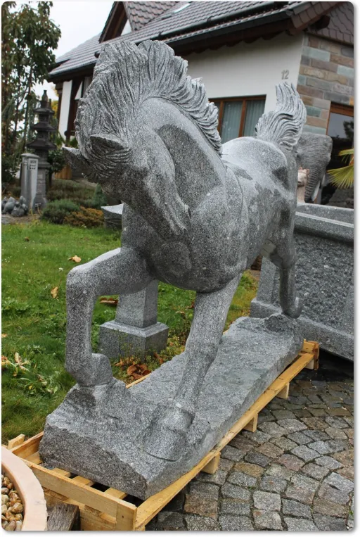 Pferd aus Granit für den Garten mit polierter Oberfläche
