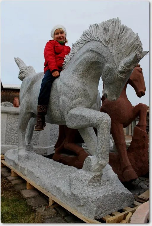 Pferd aus Naturstein für den Garten oder als dekoratives Accessoire für einen Reiterhof oder Zoo