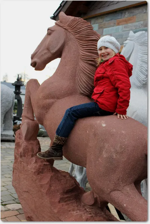 Pferd in Lebensgröße aus Sandstein mit Kind
