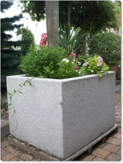 Pflanzkübel aus Granit für den Garten