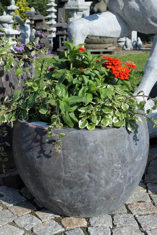 Steinkübel aus Kalkstein mit Bepflanzung