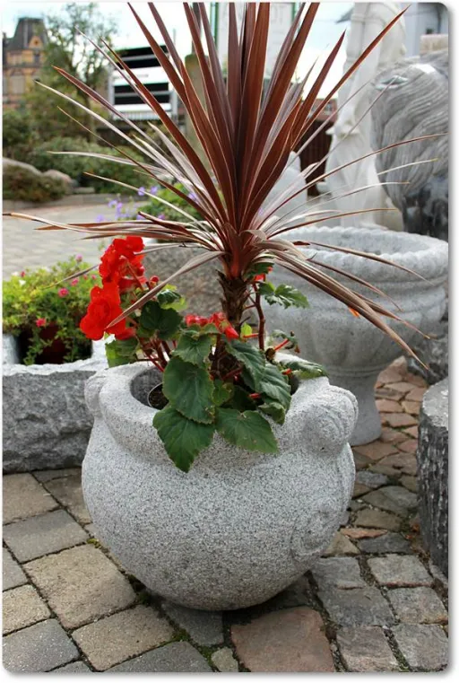 Runder Kübel mit Verzierungen aus Naturstein für den Garten