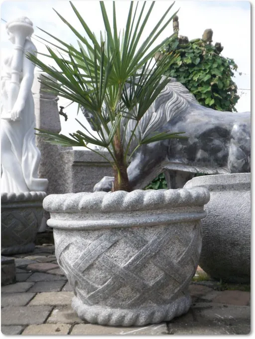 Pflanztrog mit Verzierungen in Korboptik aus Granit