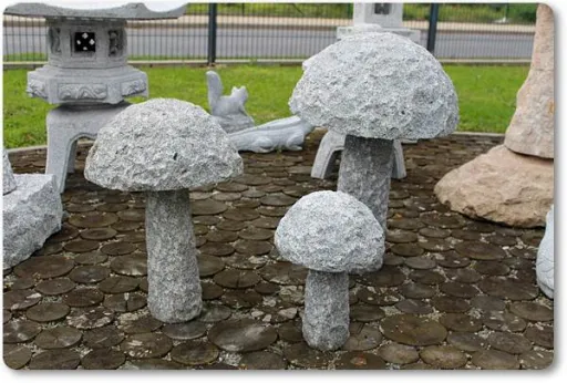 Pilze aus Stein in drei unterschiedlichen Größen