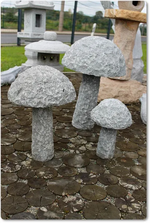 Pilze aus Granit für die Gartendekoration in unterschiedlichen Größen