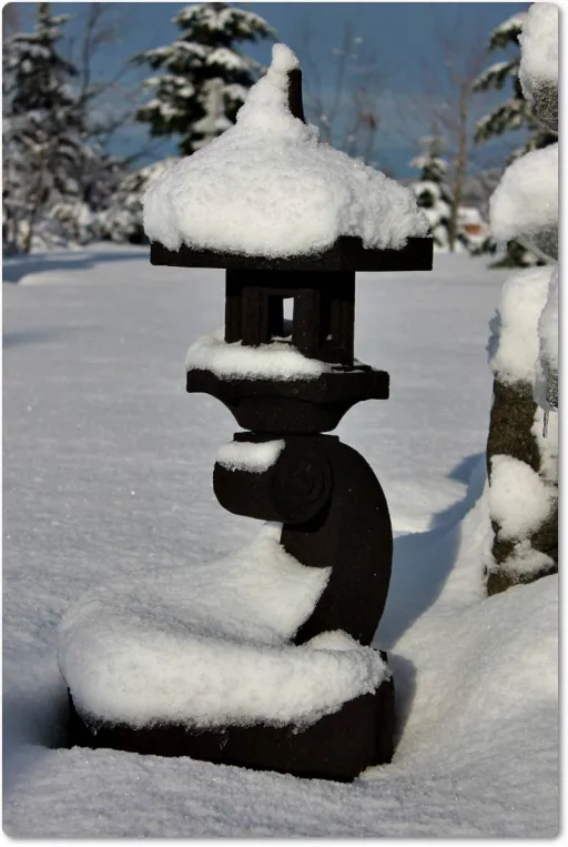 Rankei Steinlaterne im Winter schneebedeckt