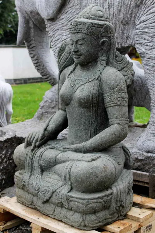 Skulptur der Dewi Sri aus dem Naturstein Basanit