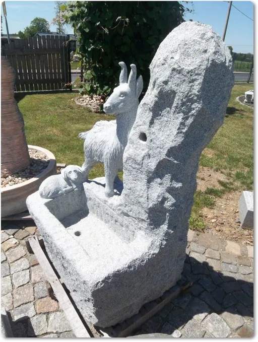 Gartenbrunnen mit Ziege und Jungtier