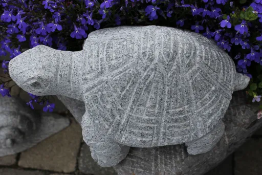 Schildkröte aus Stein für den Garten