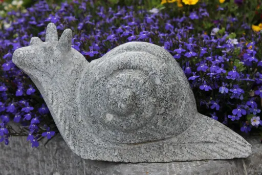 Schnecke mit teilpolierten Oberflächen aus Granit