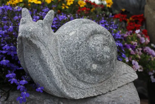 Schnecke mit seitlichem Gehäuse aus grauem Granit für den Garten