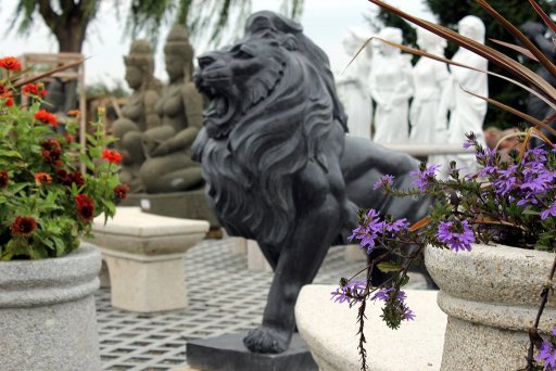 Gartenfigur Schwarzer Löwe aus Blaustein