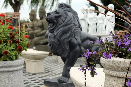 Löwe aus dunklem schwarzen Kalkstein für den Garten