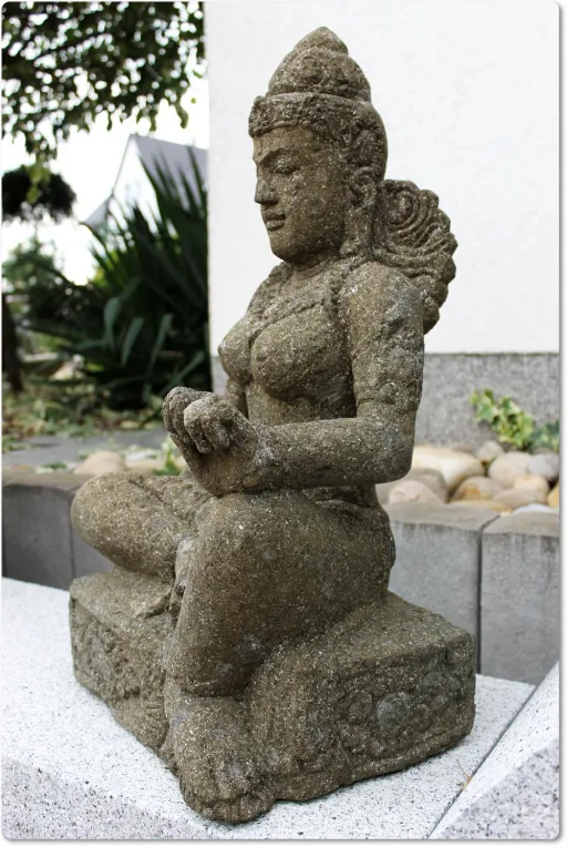 Seitenansicht der Steinfigur Shiva aus Basanit