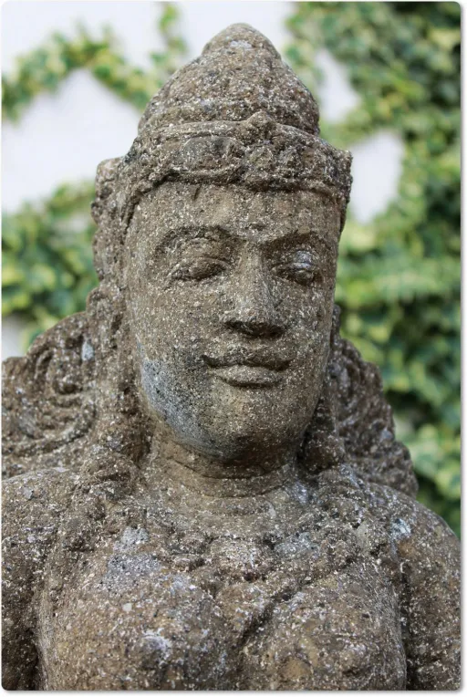 Portrait von vorn der Steinfigur Shiva
