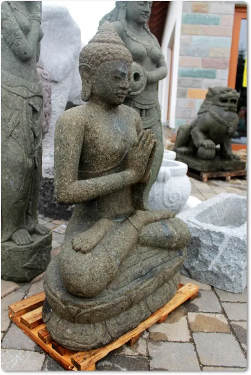 Buddha aus Naturstein für den Garten