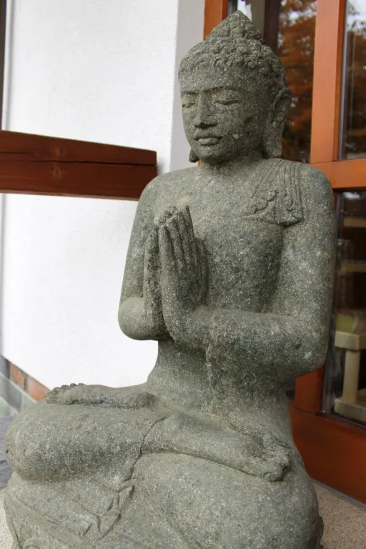 Bildhauerarbeit Skulptur des Buddha aus dem Naturstein Basanit