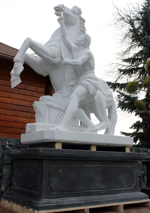 Skulptur des Pferdebändigers aus weißem Marmor für die Gartengestaltung
