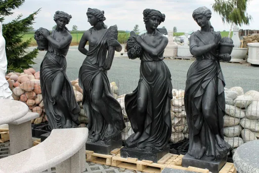 Skulpturen der vier Jahreszeiten aus schwarzem Kalkstein