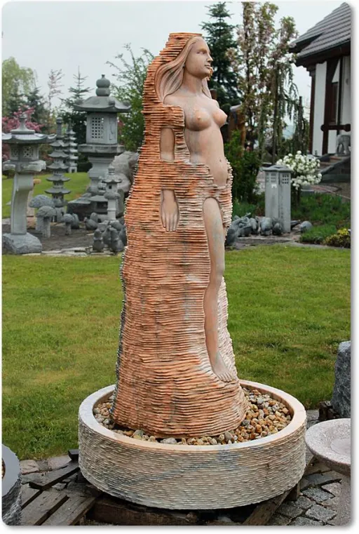 Springbrunnen aus Marmor in Gestalt eines teilverhüllten Mädchens