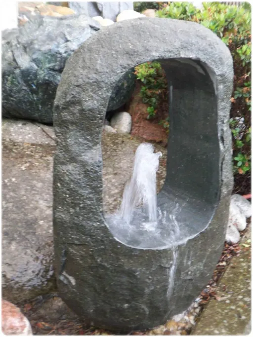 Springbrunnen Wasserspiel aus Naturstein