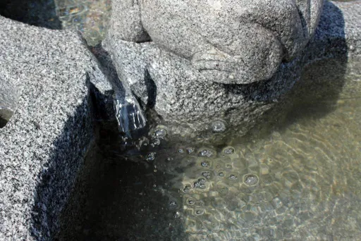 Springbrunnen aus dem Granit Pearl Flower