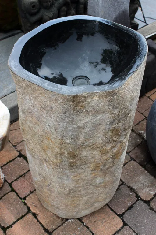 Standwaschbecken aus Naturstein für den Garten