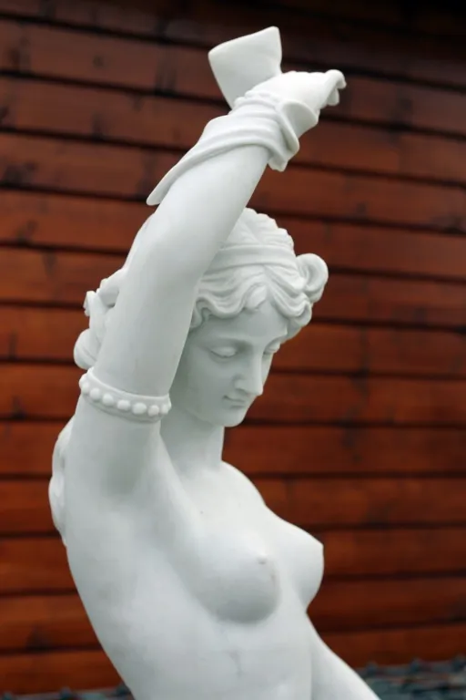 Detail der Siegesgöttin Nike aus Marmor