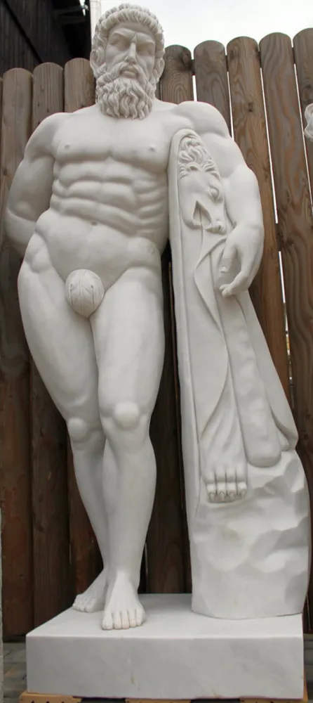 Statue des Herkules aus Marmor auf einem Sockel