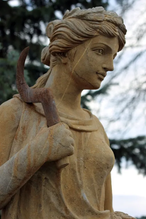 Detail Statue Sommer