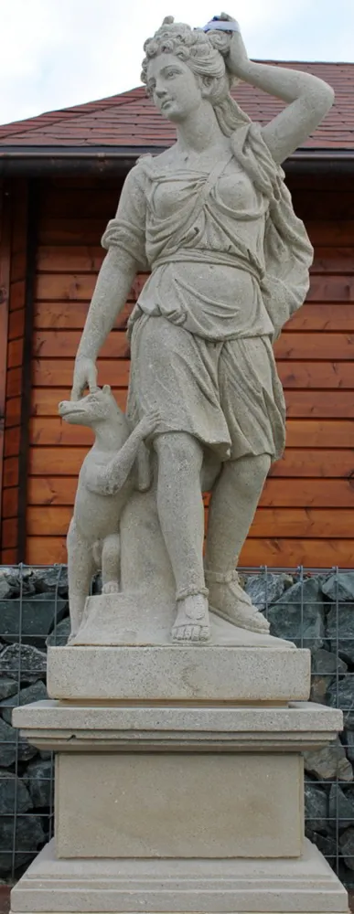 Steinfigur Frau mit Hund aus Sandstein auf Basissockel