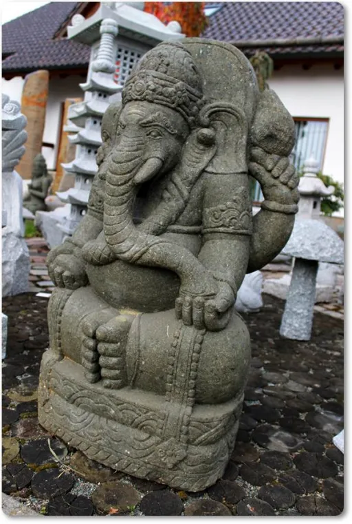 Ganesha Steinfigur aus grüner Lava für den Garten