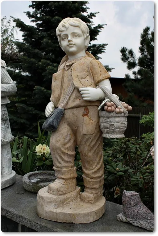 Steinfigur Junge mit Früchtekorb aus unterschiedlich bunten Marmorsorten