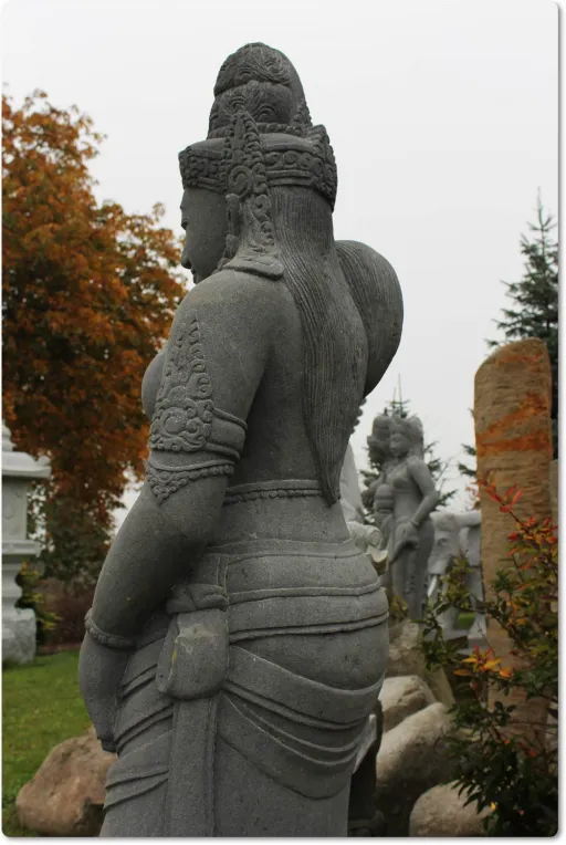 Rücken der Steinfigur Lakshmi