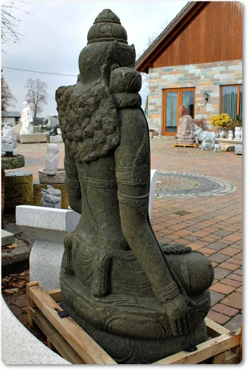 Rückseite der Steinfigur Siwa Kebang