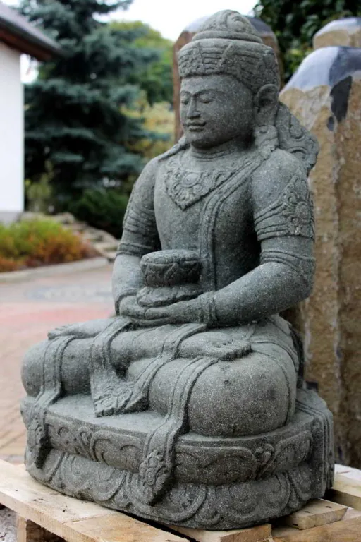 Steinfigur Vishnu in Ganzaufnahme für die individuelle Gartengestaltung
